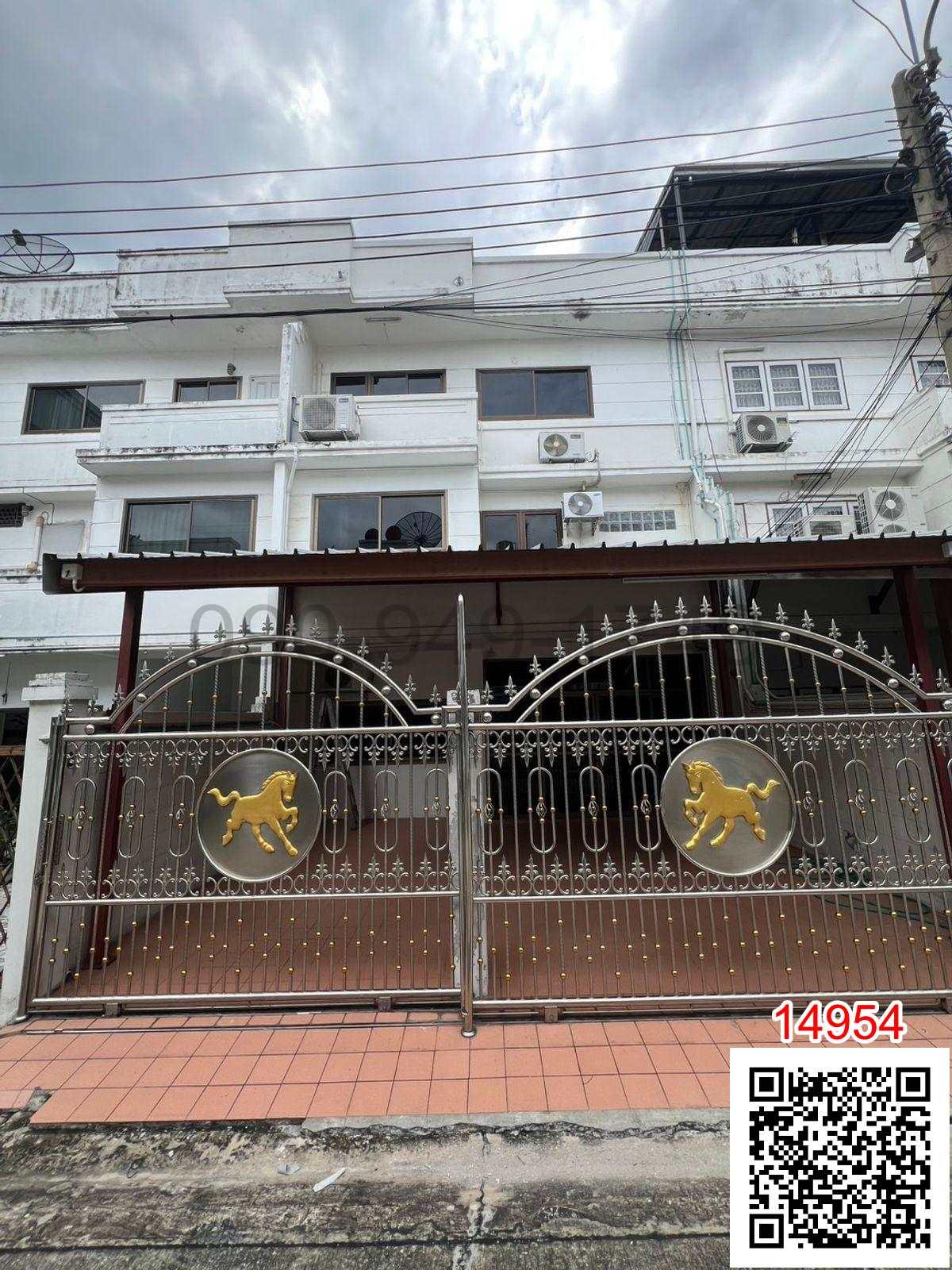 เช่า ทาวน์เฮาส์ 3 ชั้น หมู่บ้านศรีปราโมทย์ ห่างจากโลตัส พระราม3 เพียง 200 เมตร