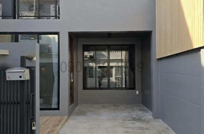 เช่า ทาวน์โฮม 3 ชั้น MODERN LOFT TOWNHOME EKKAMAI 22 ขนาด 26 ตร.ว.