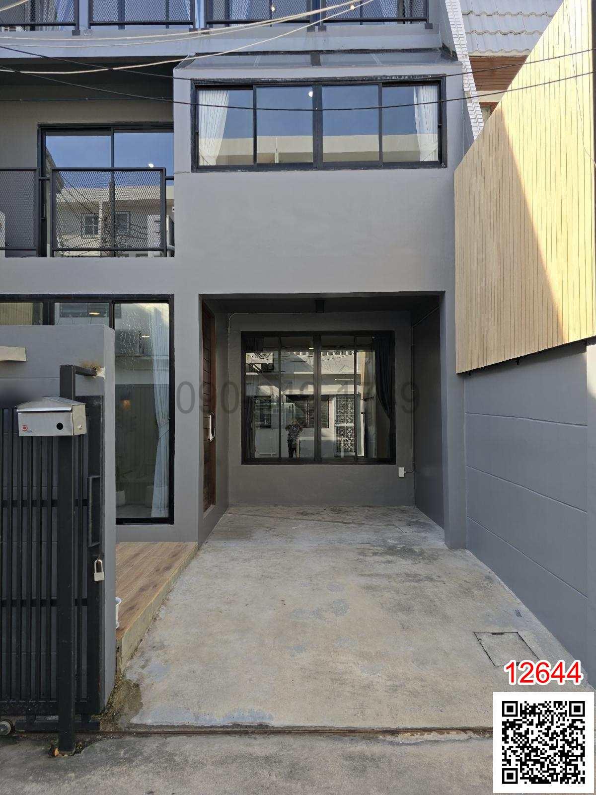 เช่า ทาวน์โฮม 3 ชั้น MODERN LOFT TOWNHOME EKKAMAI 22 ขนาด 26 ตร.ว.