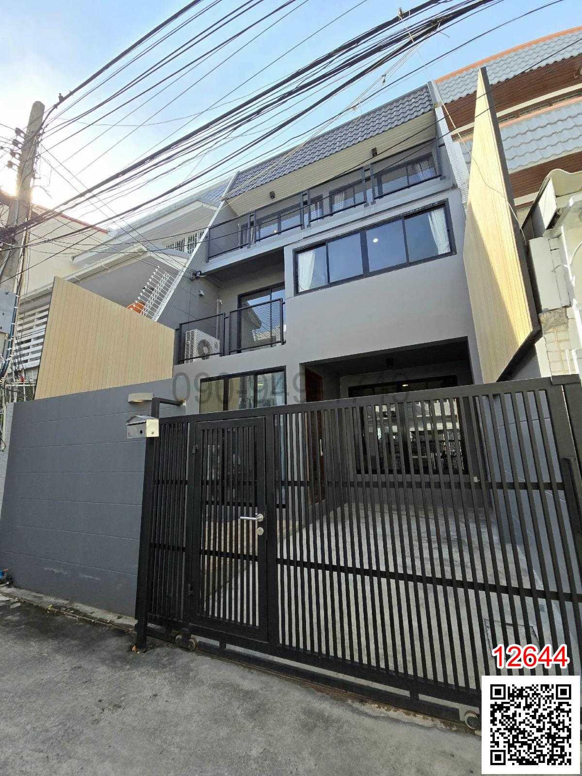 เช่า ทาวน์โฮม 3 ชั้น MODERN LOFT TOWNHOME EKKAMAI 22 ขนาด 26 ตร.ว.